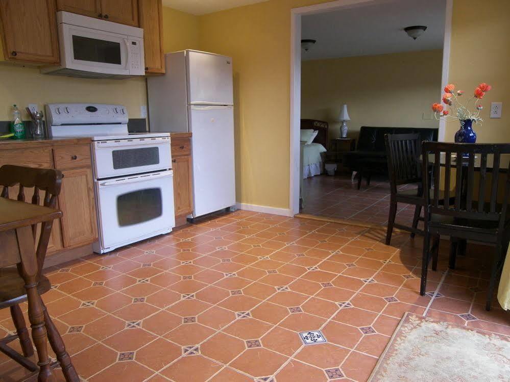 برلينغتون Inn At Charlotte B&B المظهر الخارجي الصورة
